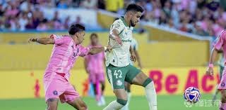 桑托斯不看人送妙传 库明加底线接球起飞炸扣得手